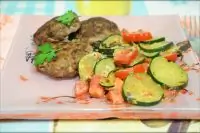 Пикантные котлеты с тушеными кабачками