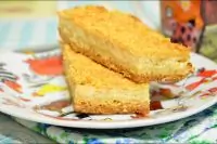 Творожно-яблочные пирожные с крошкой