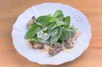 Салат с вешенками и шпинатом