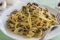 Паста с шампиньонами, чили и петрушкой
