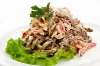 Мясной салат с болгарским перцем и грибами