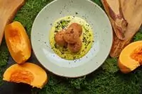 Хрустящие шарики аранчини с соусом карри