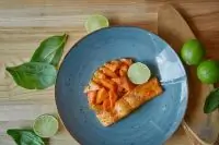 Лосось под чили-медовым соусом с карамелизированной морковью