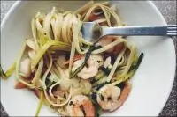 Спагетти с креветками и черемшой