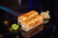 Ролл «Филадельфия» в карамели с красной икрой