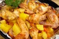 Куриные крылья с овощами в духовке