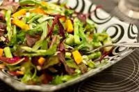 Хрустящий салат с тыквой и свекольными листьями