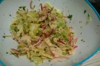 Зеленый салат с пикантной заправкой