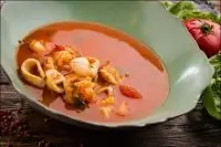 Томатный суп на белом вине с морепродуктами