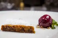 Морковно-апельсиновый пирог с сорбетом из черной смородины