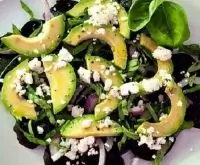 Салат со свеклой, авокадо, сыром фета и базиликом