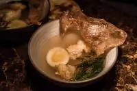 Куриный бульон с яйцом и чипсом из куриной кожи