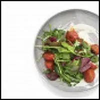 Салат из обжаренных помидоров с йогуртом