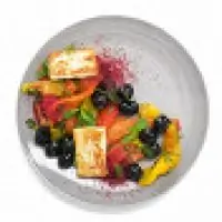 Салат с жареным халуми, сладким перцем и маслинами