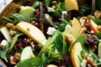 Яблочный салат с клюквой и кедровыми орешками