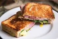 Бутерброды с ветчиной и хреном