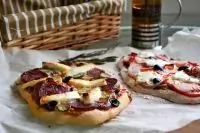 Мини-пицца с копченой колбасой и сыром