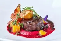 Оленина со свекольным муссом и терпким соусом из черной смородины