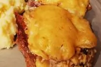 Медальоны из говядины под грибным соусом