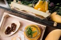 Зеленый айс ти с манго, тархуном и маракуйей