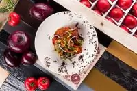 Помидоры с крымским луком