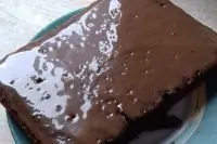 Мокрый шоколадный кекс с глазурью