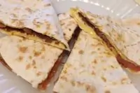 Яичные лепешки в лаваше с сыром и томатами