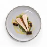 Куриные грудки гриль с луком-пореем конфи и песто из сезонных трав