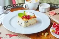 Творожная масса с изюмом и тертым шоколадом