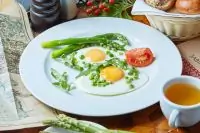 Яичница с молодым горошком и спаржей