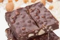 Шоколад с орехами и сухофруктами