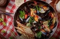 Сковорода мидий в остро-томатном соусе