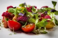 Салат из трех видов томатов и свежей малины