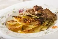 Молодой козленок, запеченный с картофелем алла форнайя
