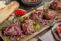 Шашлык из ягненка с виноградными листьями