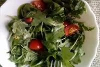 Салат с рукколой и помидорами черри