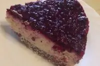 Чизкейк с шоколадно-маковой основой и ягодным топпингом