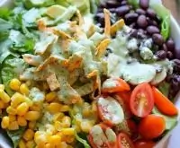 Салат с заправкой из кинзы и лайма