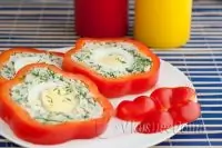 Свежий сладкий перец, фаршированный рисом, яйцом, сыром и зеленью