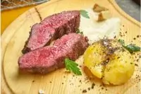 Филе страуса на гриле с печеным картофелем