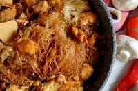 Фунчоза с курицей и кореньями в соевом соусе