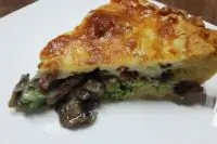 Лоранский пирог с брокколи, грибами и беконом