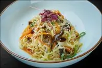 Салат из тонкого тофу с огурцом, кинзой под острым соусом