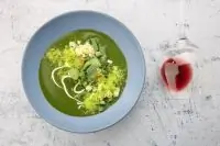 Крем-суп из шпината с кус-кусом и гороховой пылью