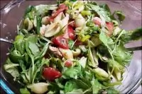 Тёплый салат из макарошек-кончиле, тунца и овощей