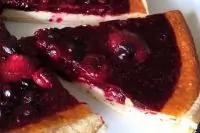 Пирог с ягодами и сырным кремом
