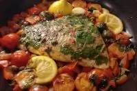 Рыба с чили, сладким перцем и помидорами черри