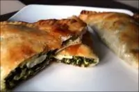 Слоёные треугольнички со шпинатом и брынзой