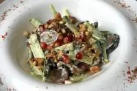 Салат с печеными баклажанами и свежими овощами