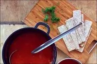 Томатный суп с фасолью и сыром